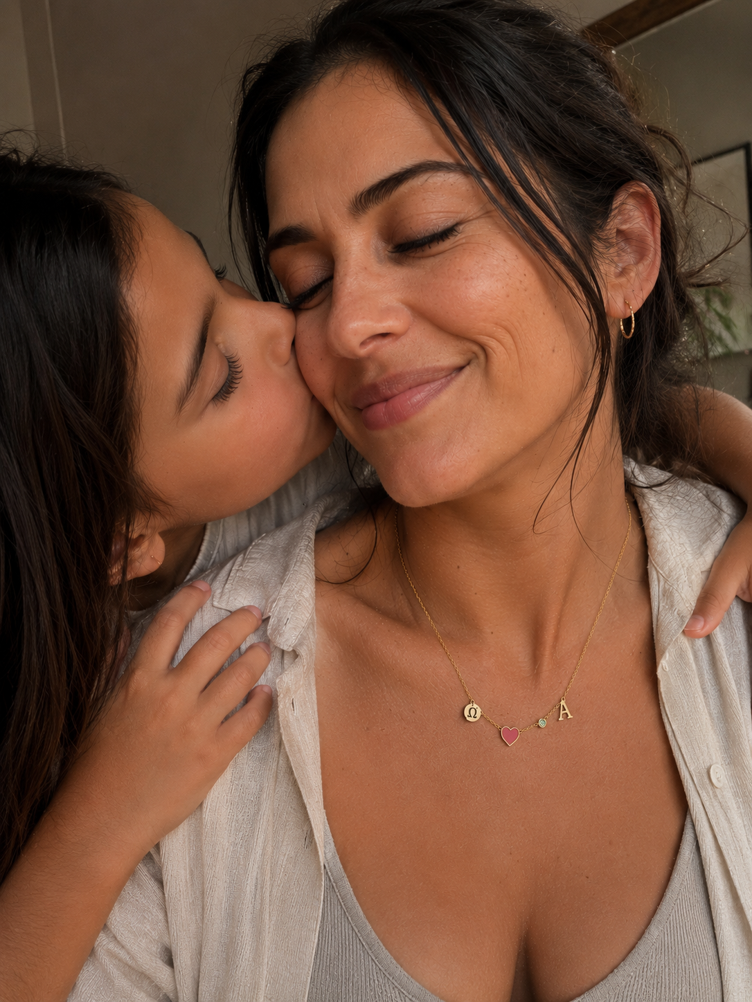 Collar personalizado con iniciales grabadas y un corazón