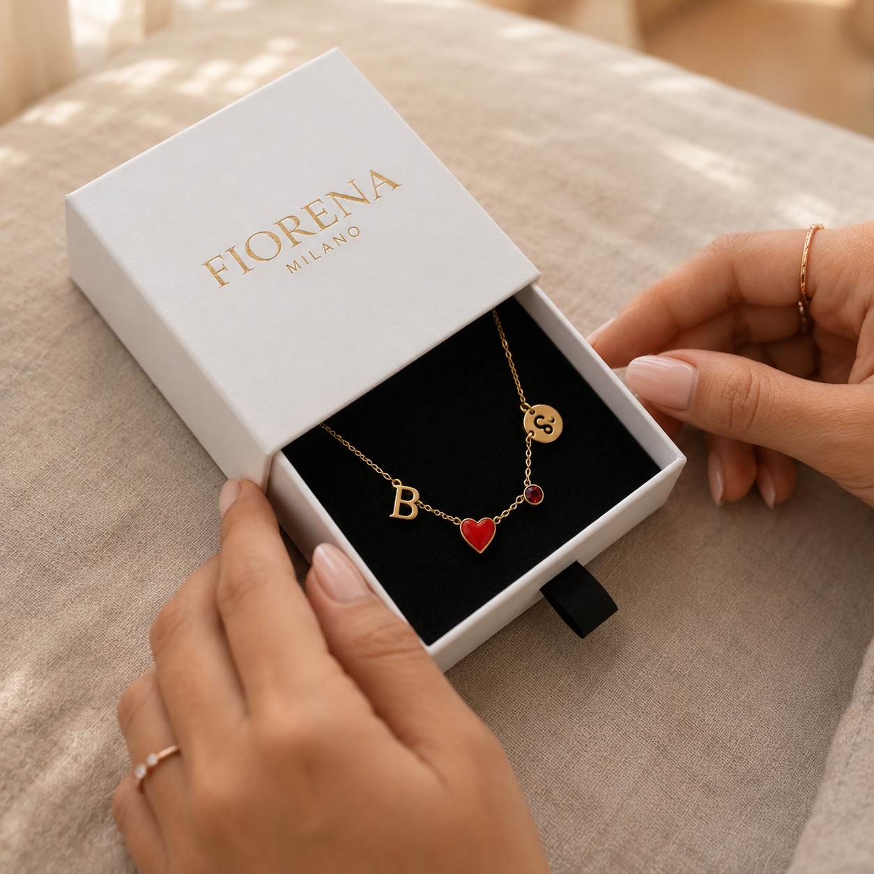 Collar personalizado con iniciales grabadas y un corazón