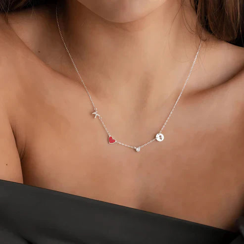 Collar personalizado con iniciales grabadas y un corazón