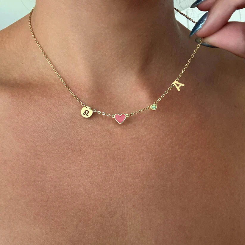 Collar personalizado con iniciales grabadas y un corazón