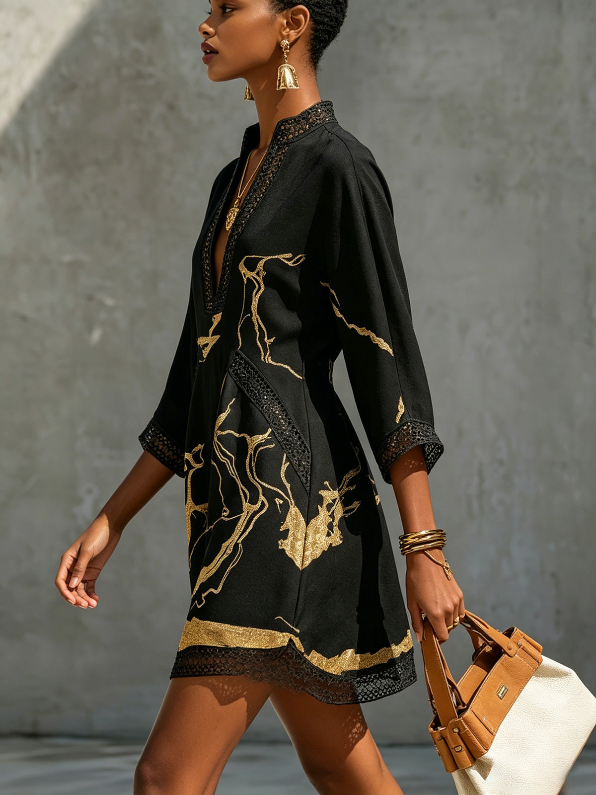 Lara | Minivestido negro con estampado de mármol dorado y encaje de ganchillo