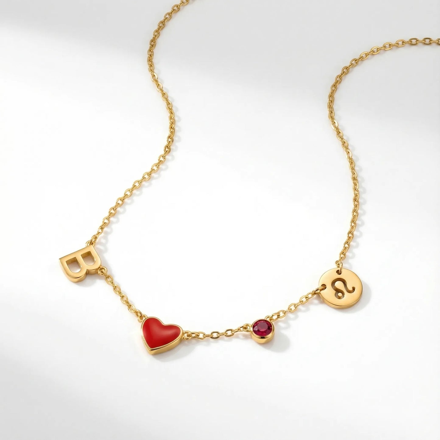 Collar personalizado con iniciales grabadas y un corazón