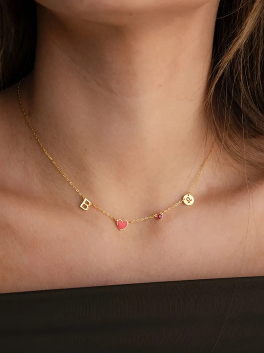 Collar personalizado con iniciales grabadas y un corazón
